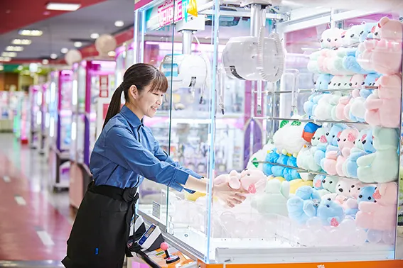 クレーンゲームと女性スタッフ